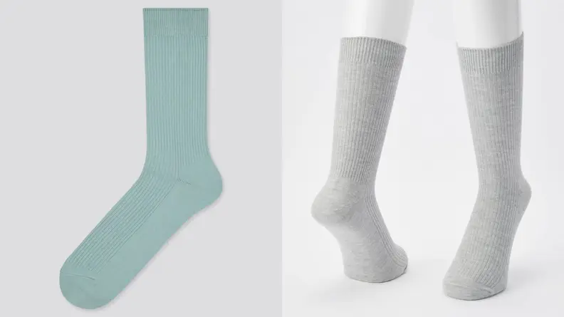 Green Uniqlo ribbed sock, pair of grey ribbed socks from Uniqlo.