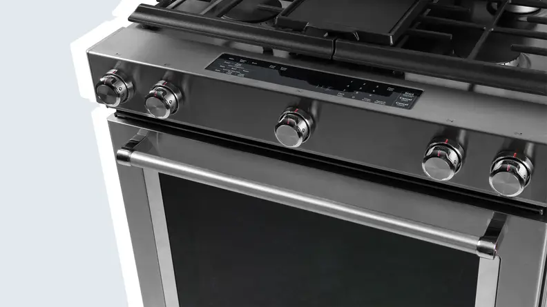 The dials and control panel of the KitchenAid KSDB900ESS
