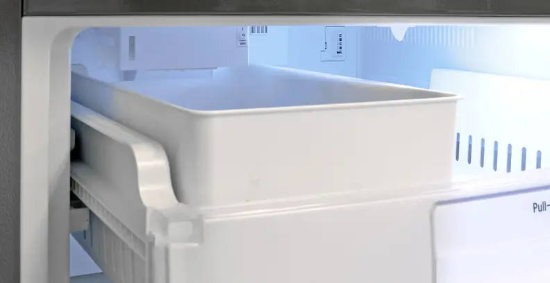 The LG LDC24370ST bottom freezer includes an ice maker but no water dispenser, a set up that's not uncommon for this style of fridge.