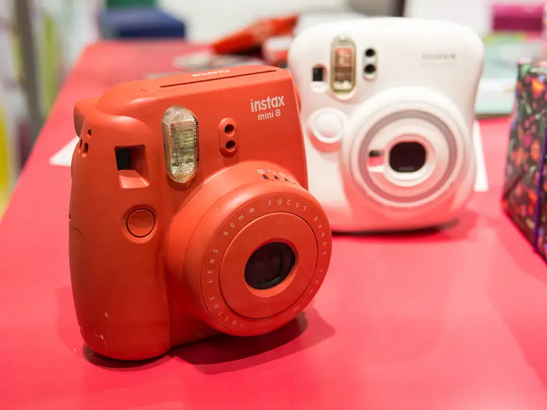 Instax Mini 8 (Raspberry) – In Profile