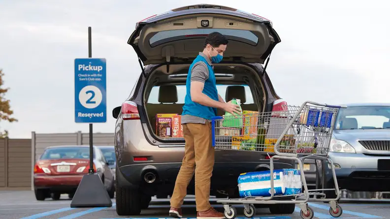 man doing curbside pickup