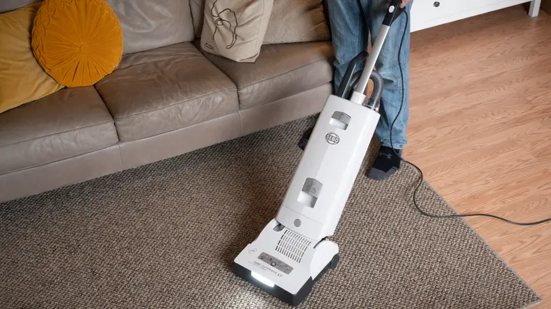 Lacking a swivel joint, it's tough to turn corners with the X7.