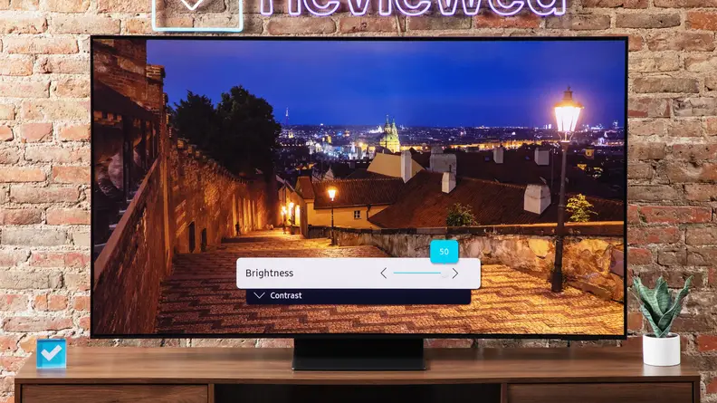 Brightness being adjusted on the screen of the Samsung S95D QD-OLED TV.