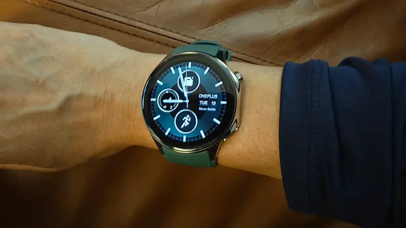 A home display for the OnePlus Watch 2 showing three icons on a classic radial clock face.