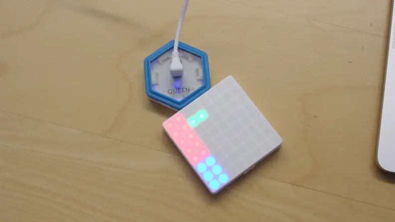 In the Juku Light Games Coding Kit, all you need to get started is to connect the Queen and LED light grid modules.