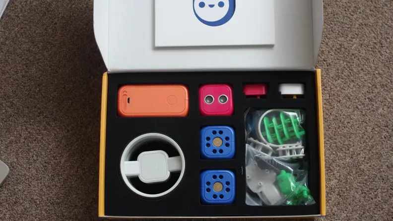 The Robo Wunderkind Explorer Lite kit comes with a control unit, a distance sensor, a push button, two motors, two wheels, and more.
