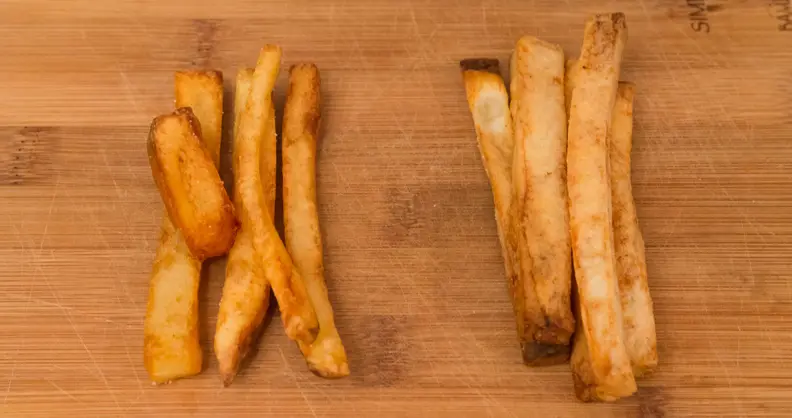 Deep-fried fries on the left, airfried on the right. But the color difference probably made that obvious already....