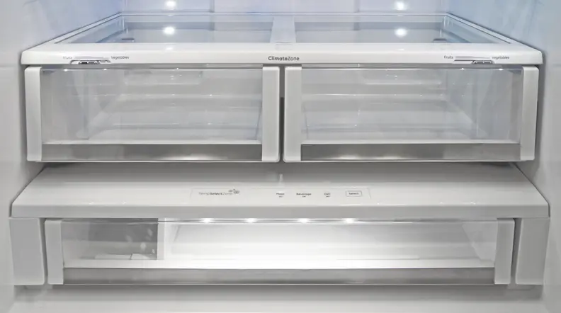 The GE Cafe CFE28TSHSS's two crispers are excellent at preserving produce.