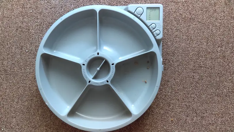 The food tray goes on top of the ice packs and bottom part of the Cat Mate C500 automatic feeder.