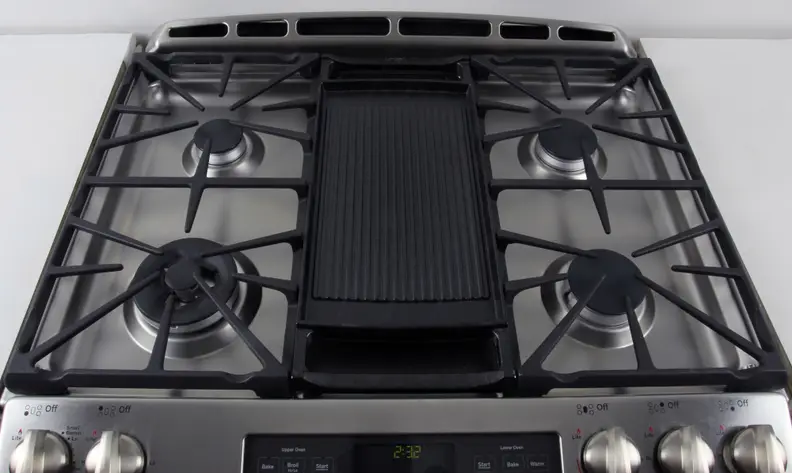 Rangetop with reversible cast iron griddle