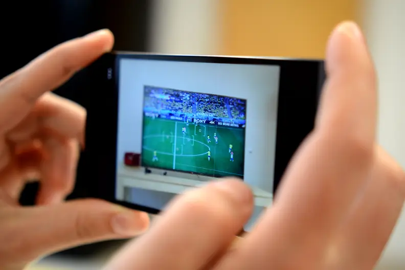 The G3's default app provides helpful focus guides and quickly snaps the focus and takes shots the moment you touch the screen.