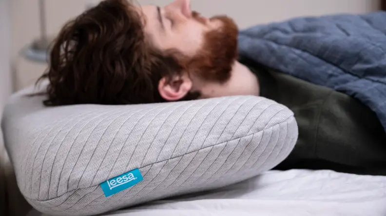 a man sleeps on the leesa pillow