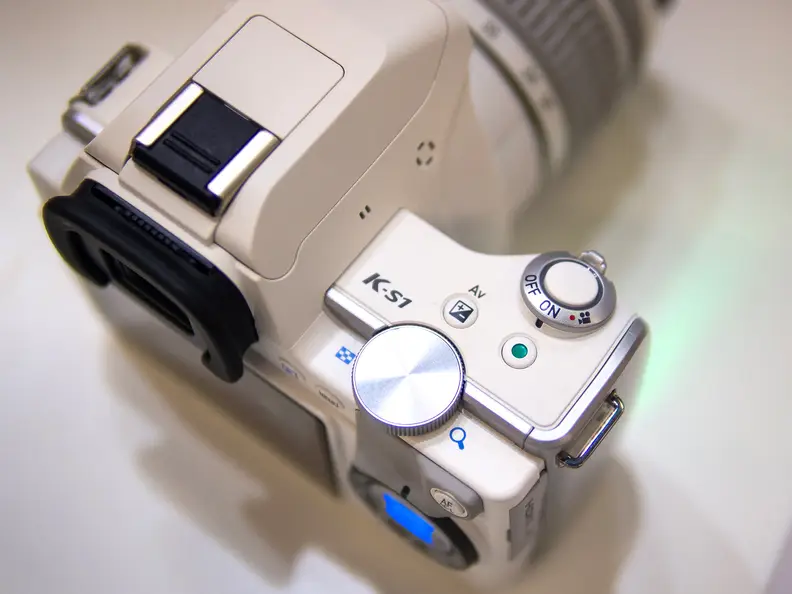 Unlike other recent entry-level Pentax DSLRs, the K-S1 has only one control dial.
