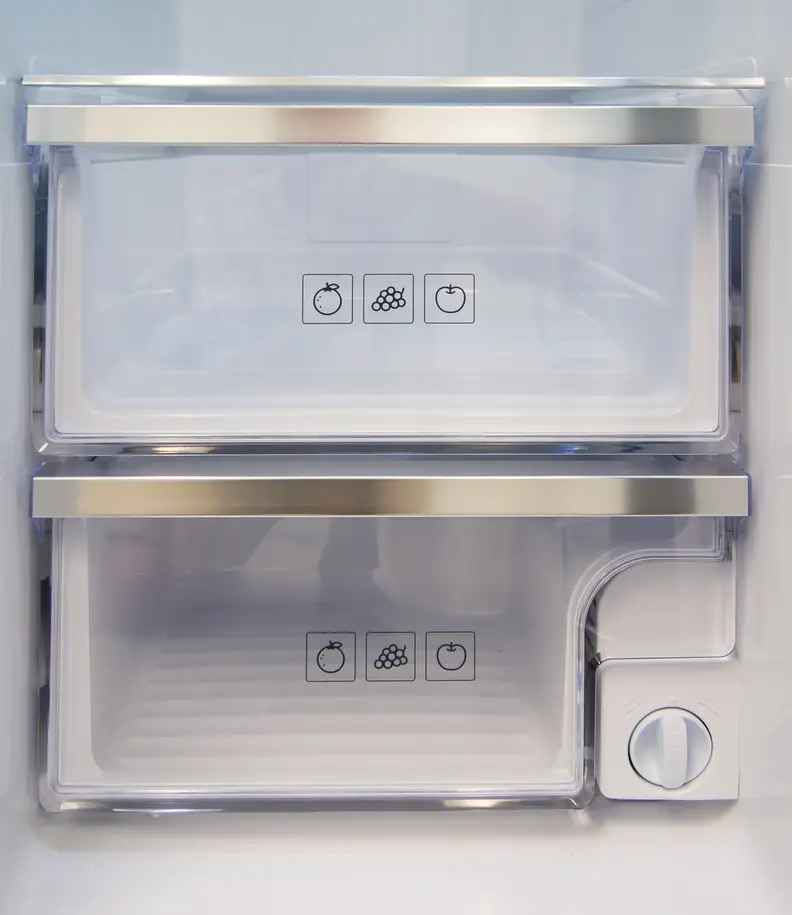 The Samsung RH29H9000SR Food Showcase's crispers have no adjustable controls, and are really quite bad at retaining moisture.