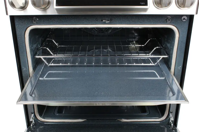 Samsung's Flex Duo divider, as seen on a range.