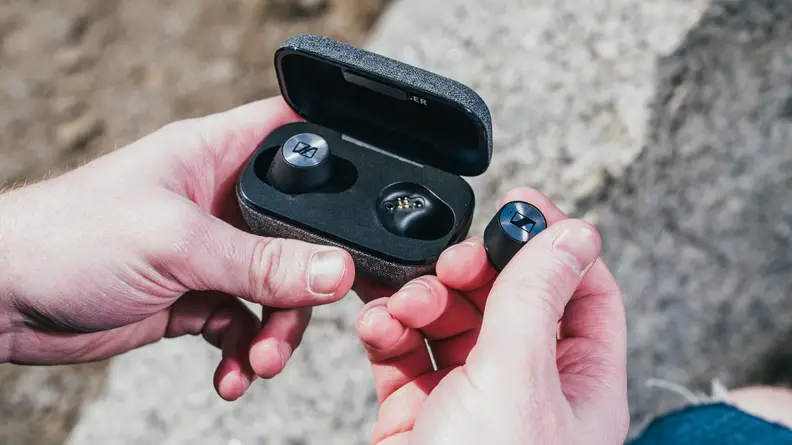 Sennheiser Momentum TW 2 earbud hold