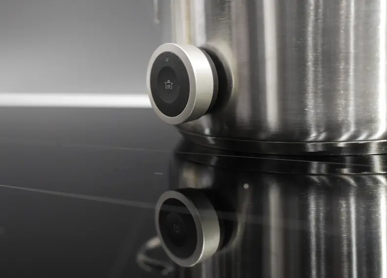 Bosch Perfect Cook Sensor attached to a pan