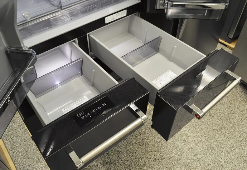 The KitchenAid KRMF706EBS's left drawer is flexible with five temperature settings, while the right drawer serves as a third produce crisper.