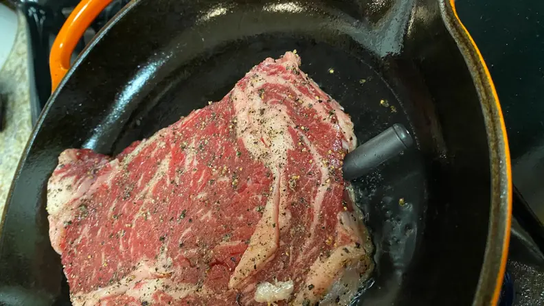 The thermometer can only connect to the Yummly app when not in the dock.