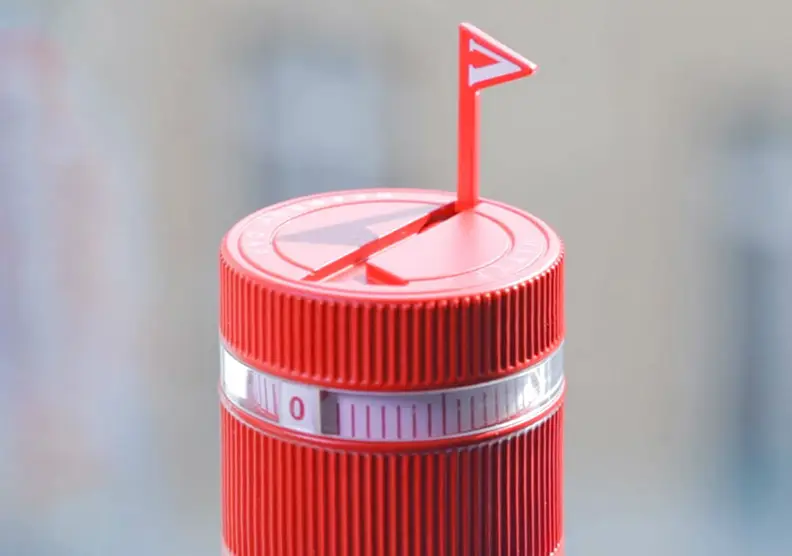 An eye-catching flag pops up out of the Refresh Cap to remind you to drink some water.