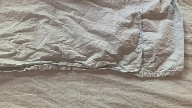 The image shows wrinkly sheets with a baratta stitch.