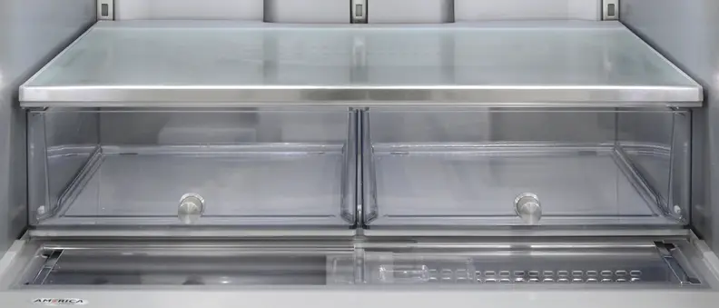The KitchenAid KRMF706EBS's crispers may have underwhelmed, but they sure looked good doing it. Notice the textured knobs that match the exterior fridge handles.