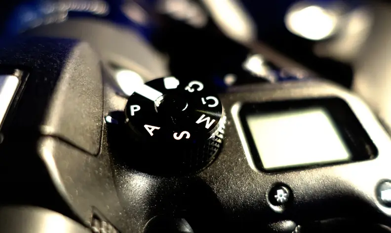 The NX1 includes the standard mode dials as well as some more creative settings and two user-savable custom modes.