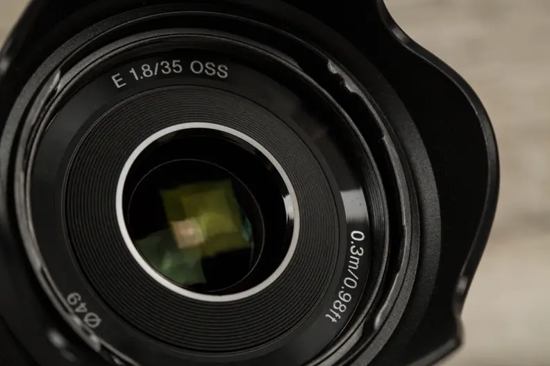 The 49mm filter ring keeps things nice and compact.