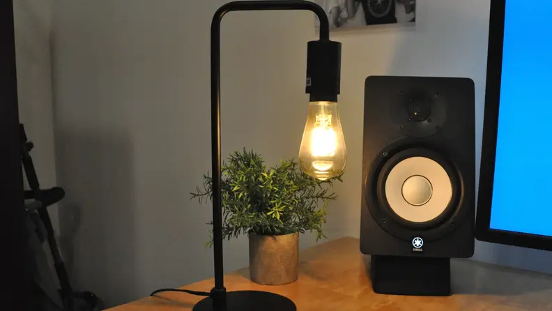 Vintage looking Hue bulb in desk lamp