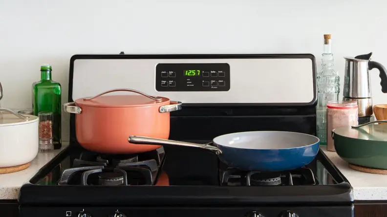 Choose from a range of colors: white, pale gray, navy blue, sage green, or Perracotta.
