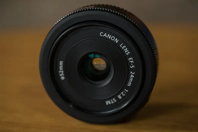 The EF-S 24mm f/2.8 STM offers solid low light performance thanks to its f/2.8 maximum aperture.