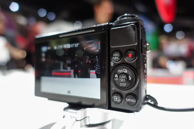 The rear control cluster will be familiar to anyone who's ever used a Canon G-series camera.