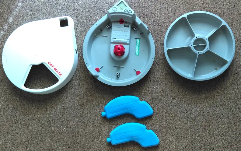 The Cat Mate C500 automatic feeder comes with a base, a food tray, a cover, and two ice packs.