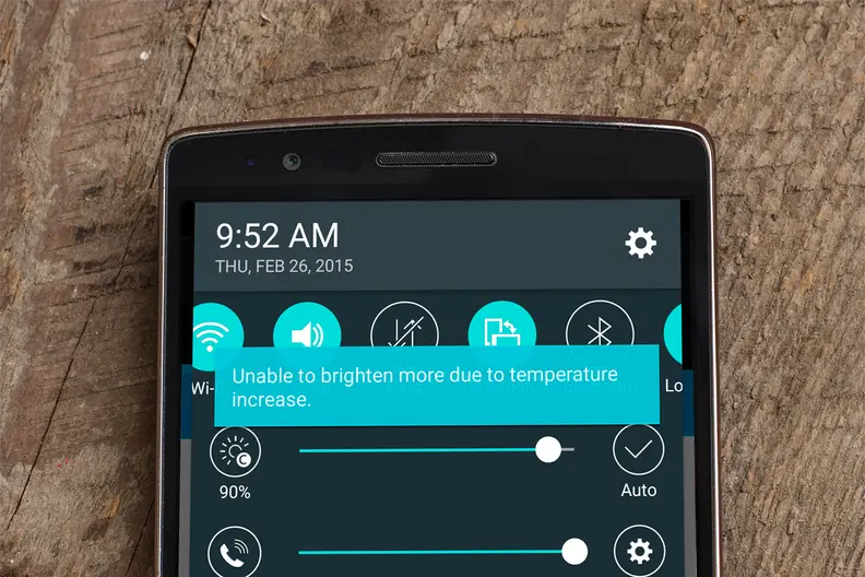 A photograph of the LG G Flex 2's heat throttling notification.
