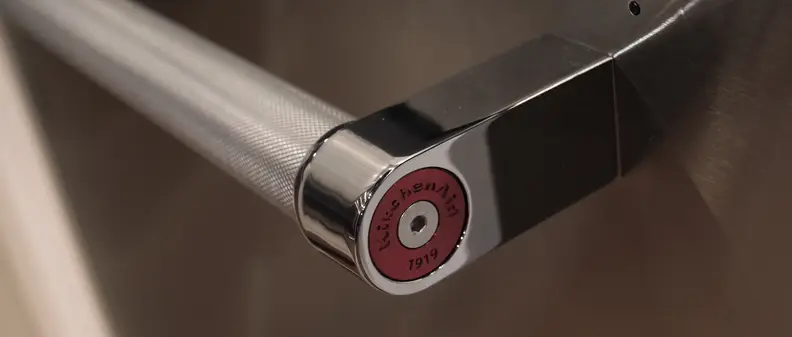 We found the knurled handle to add a touch of elegance.