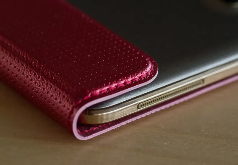 A photograph of the Samsung Galaxy Tab S 8.4's case.