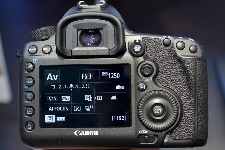 Look familiar? The 5DS shares all of its exterior with the 5D Mark III.