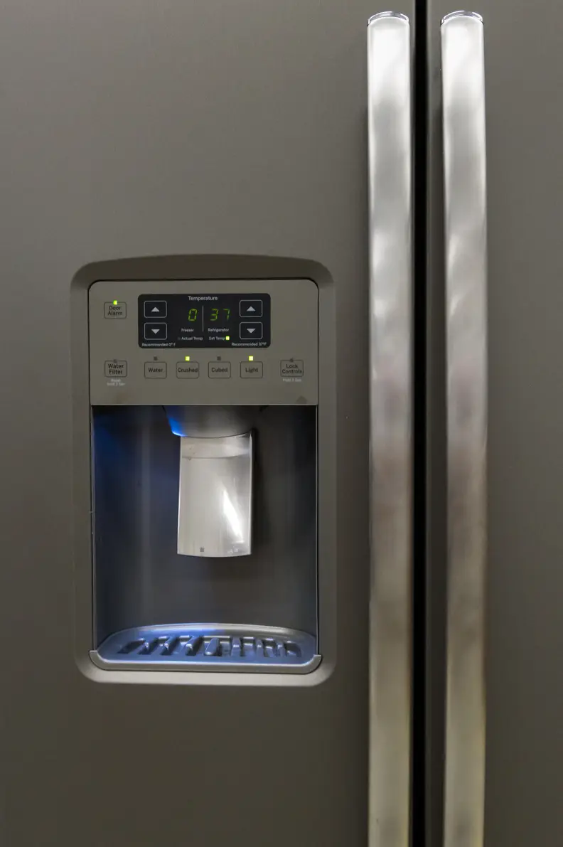 The exterior controls are clear and attractive, offering water, ice cubes and crushed ice.
