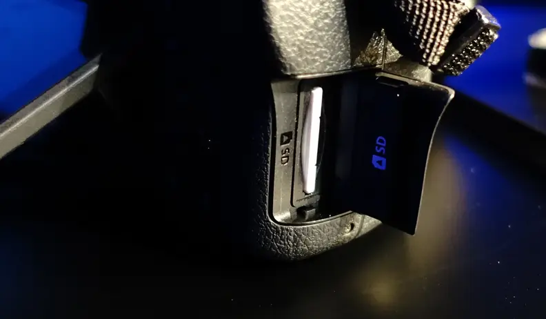 Samsung's only given the NX1 a single card slot, likely due to the camera's compact body.