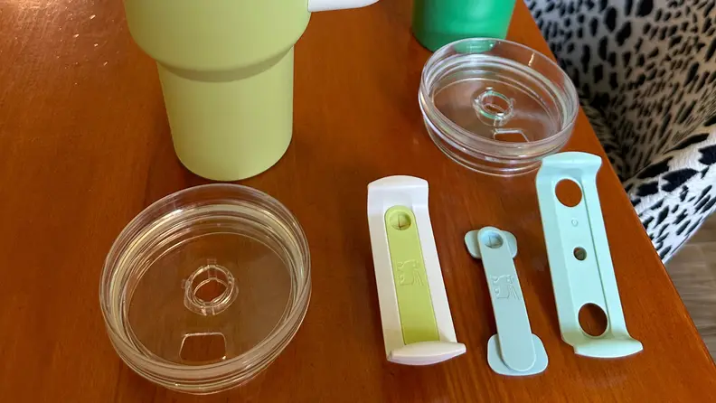 The lid parts of the Stanley Quencher H2.0 Flowstate Tumbler  laid out on a table.