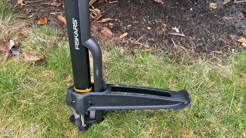 A view of the Fiskars Deluxe Stand-up Weeder’s foot platform.