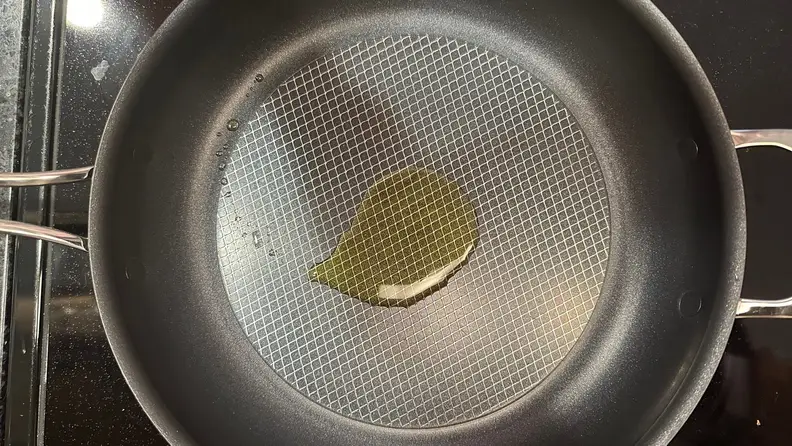 The Anolon X with olive oil centered in the middle of the pan.