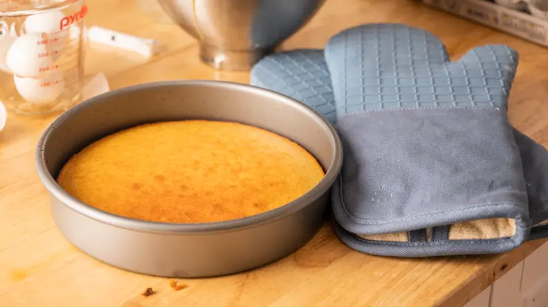 Chicago Metallic Commercial II Round cake pan is our top pick.