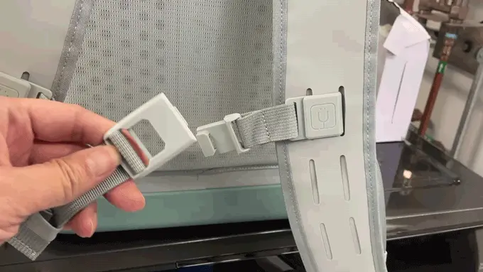 A gif showing the Brümate’s magnetic buckle engaging.