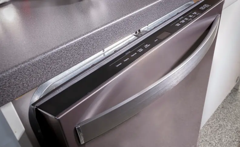 A contemporary design makes this dishwasher attractive