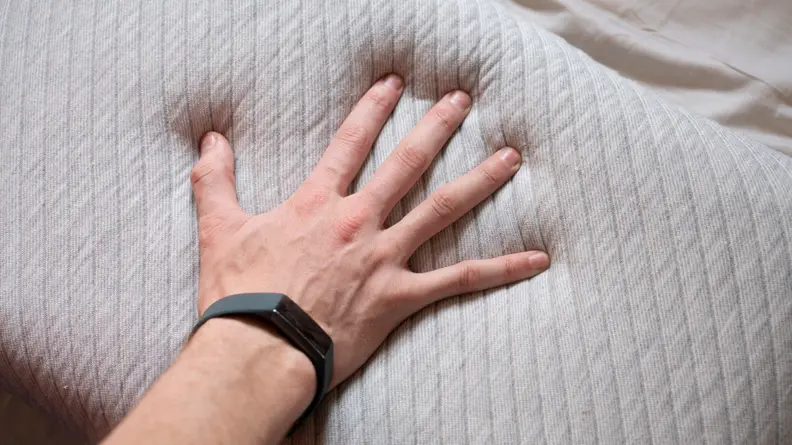 Hand feeling Leesa pillow