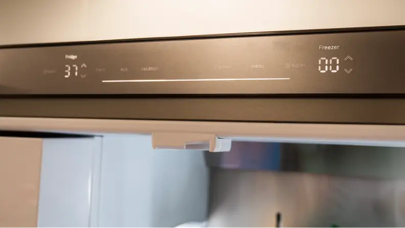 The temperature display of a Bosch refrigerator shows 37 degrees.