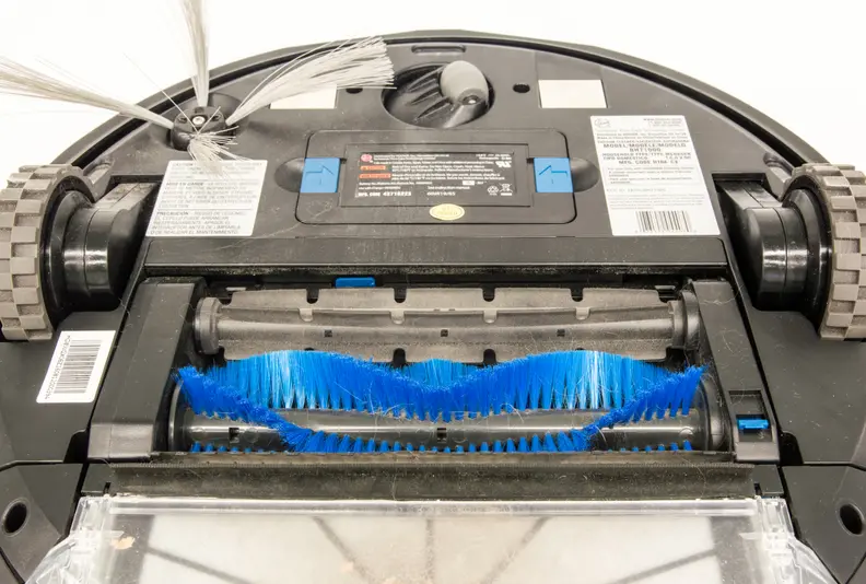 The underside of the Quest showcases the tri-clean system: the side brush and the dual brush head in the middle.
