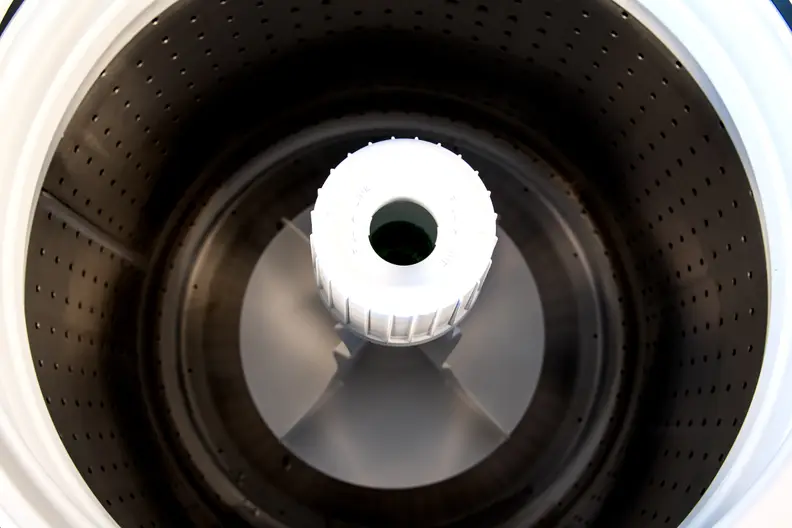 The 3.3-cu.-ft. capacity is hampered by a pole agitator sticking out of the middle.
