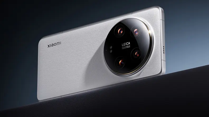The back of the Xiaomi 14 Ultra with a circular light sensor.